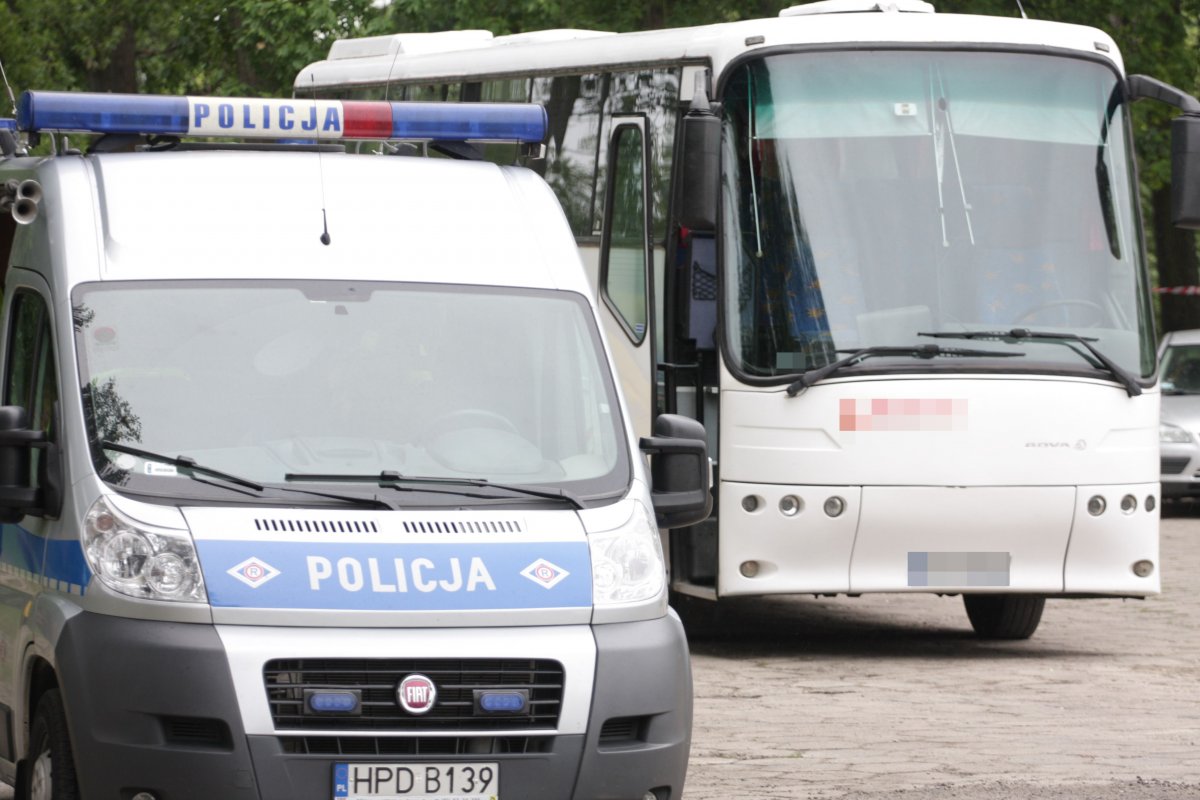 radiowóz, w tle widać autobus