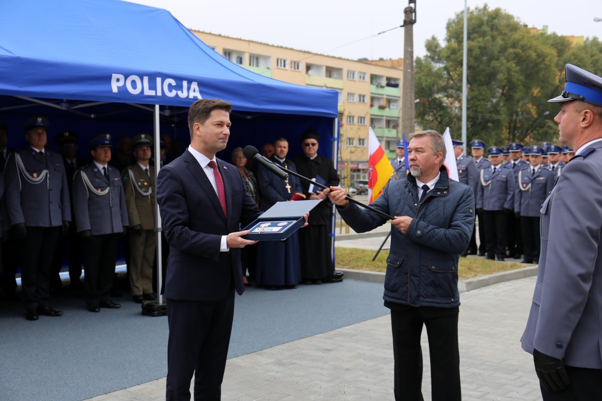 Sekretarz Stanu w MSWiA przekazuje symboliczny  klucz do nowego  obiektu  Komendantowi tej jednostki nadkom. Arkadiuszowi Ramaniukowi.