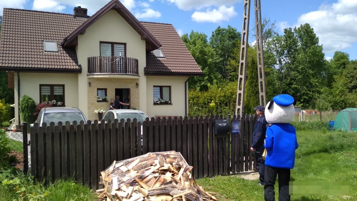 Maskotka Lubelskiej Policji daje prezenty dzieciom.