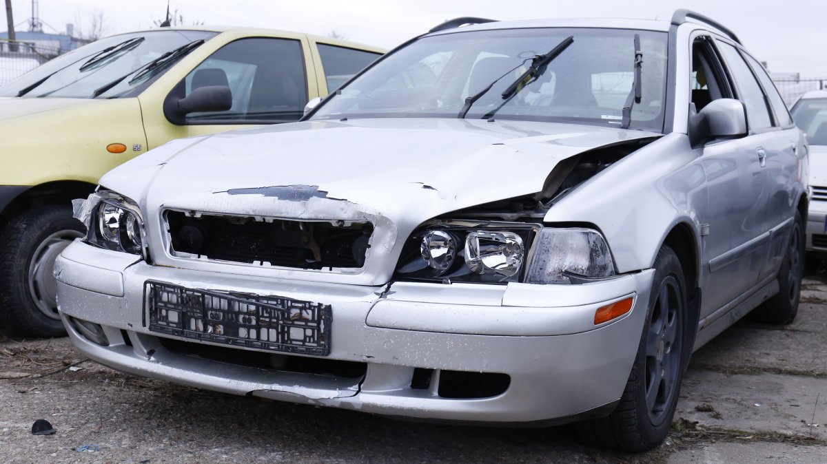 Rozbite Volvo należące do zatrzymanego przez policje mężczyznę.