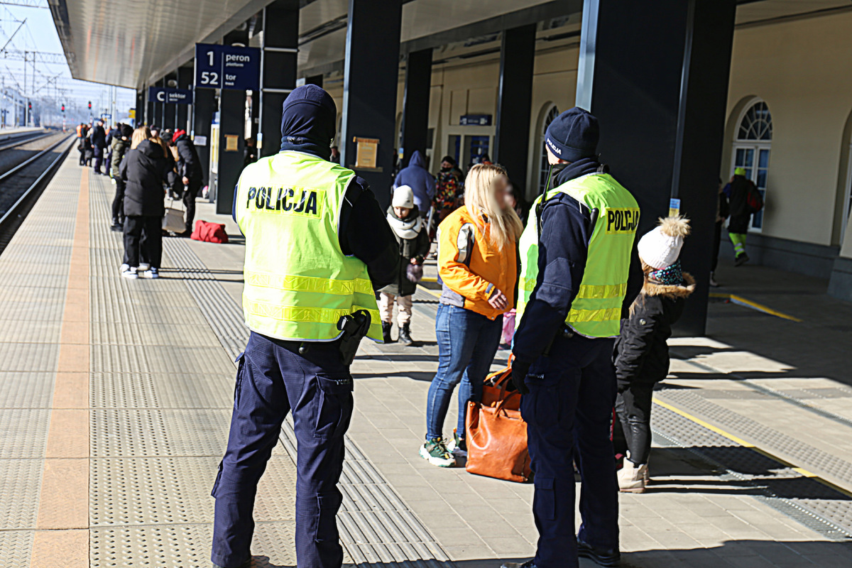 Policjanci dbają o porządek na dworcu PKP.