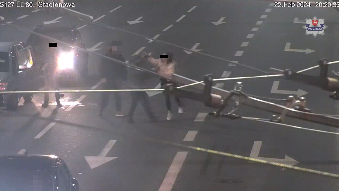 Kadr z filmu na któym widać atakowanego strażnika miejskiego.