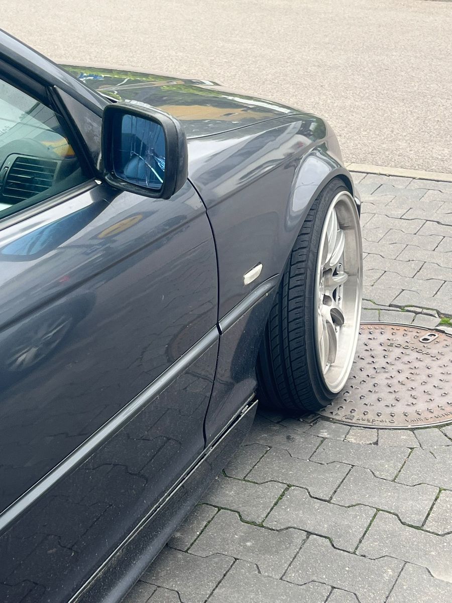 samochód marki BMW z uszkodzonym lusterkiem