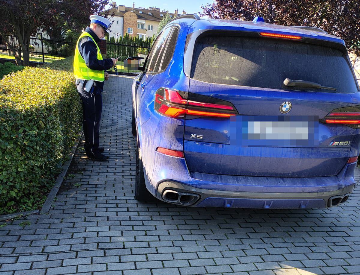 policjant podczas kontroli drogowej