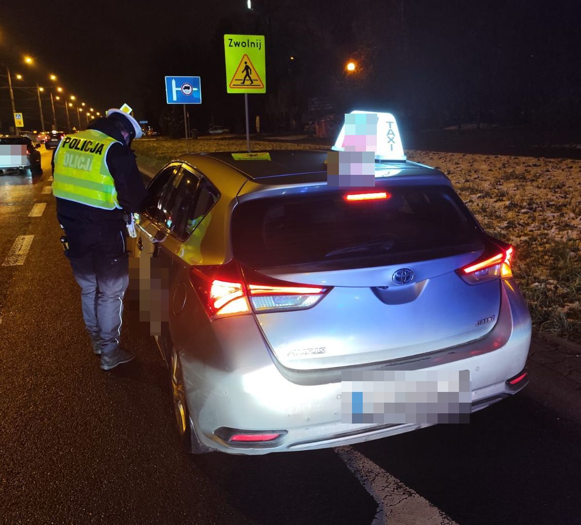 policjant podczas kontroli drogowej