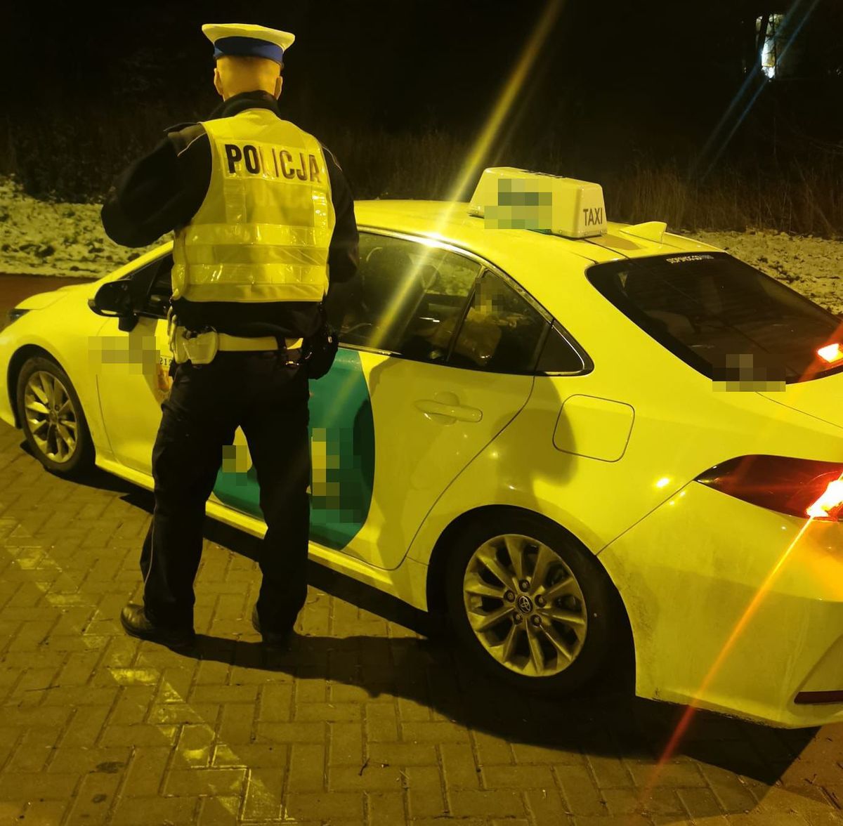 policjant podczas kontroli drogowej