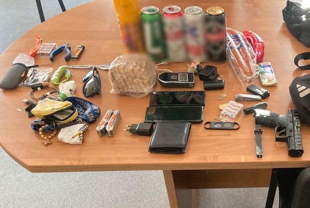Skradzione artykuły spożywcze oraz przedmiot przypominający broń.