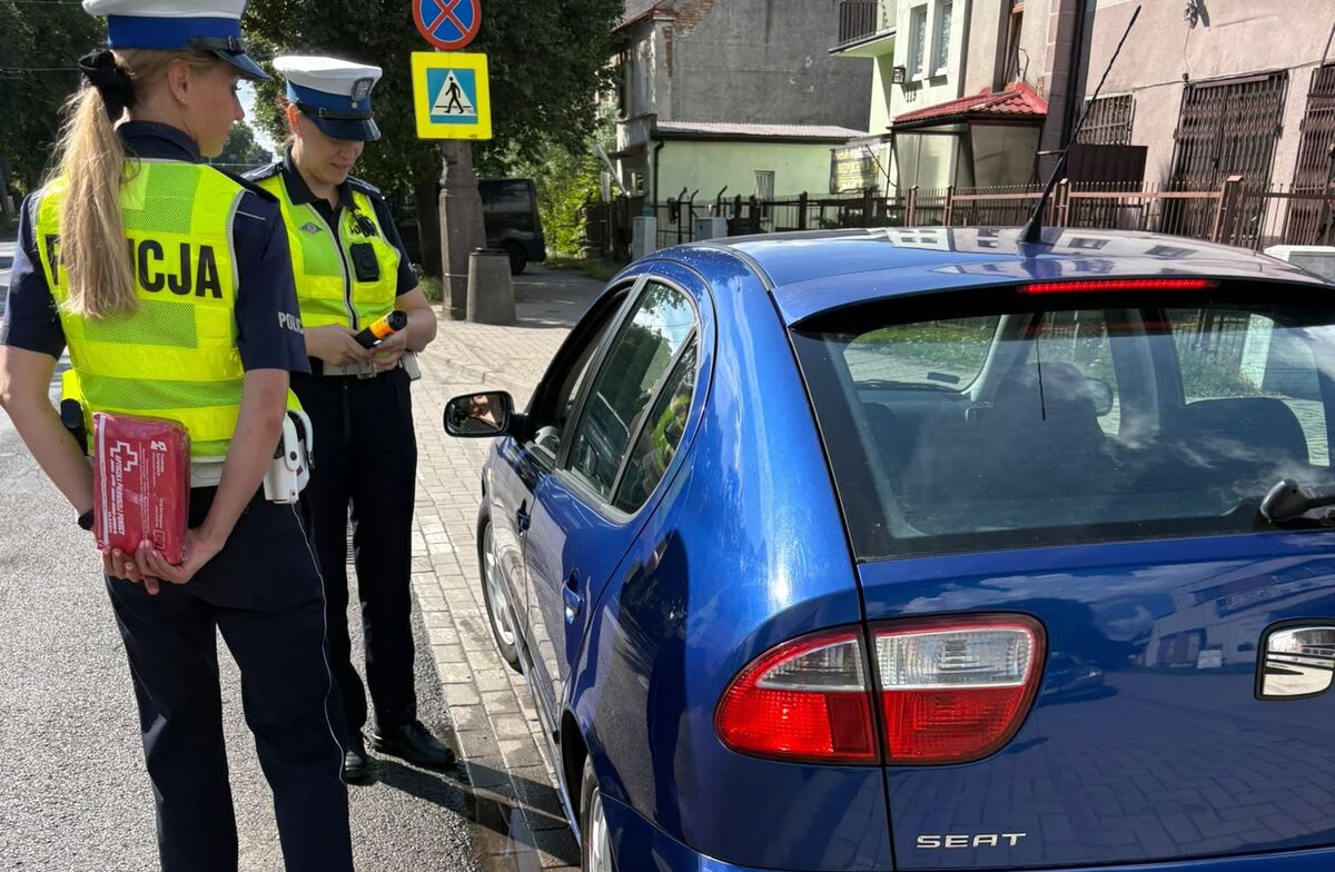 policjantki podczas kontroli drogowej