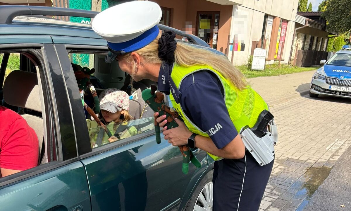 policjantka podczas kontroli drogowej
