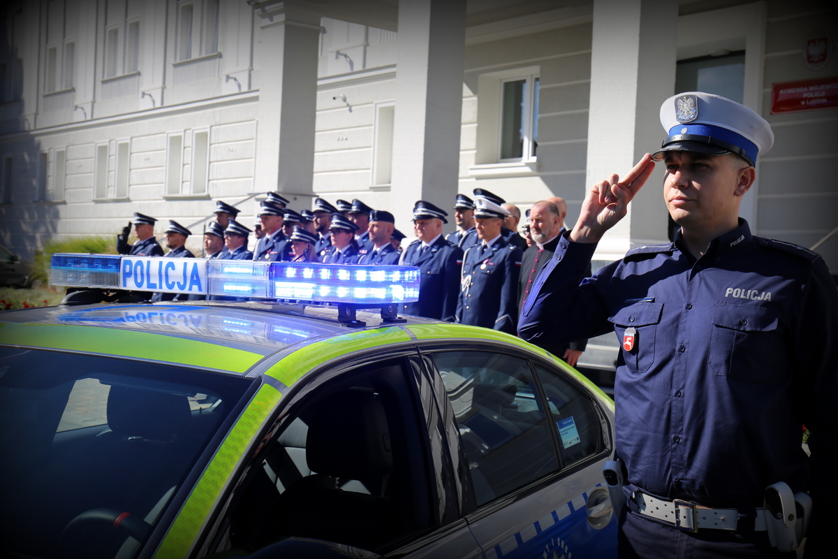 policjanci oddają hołd przed budynkiem komendy Wojewódzkiej Policji w Lublinie