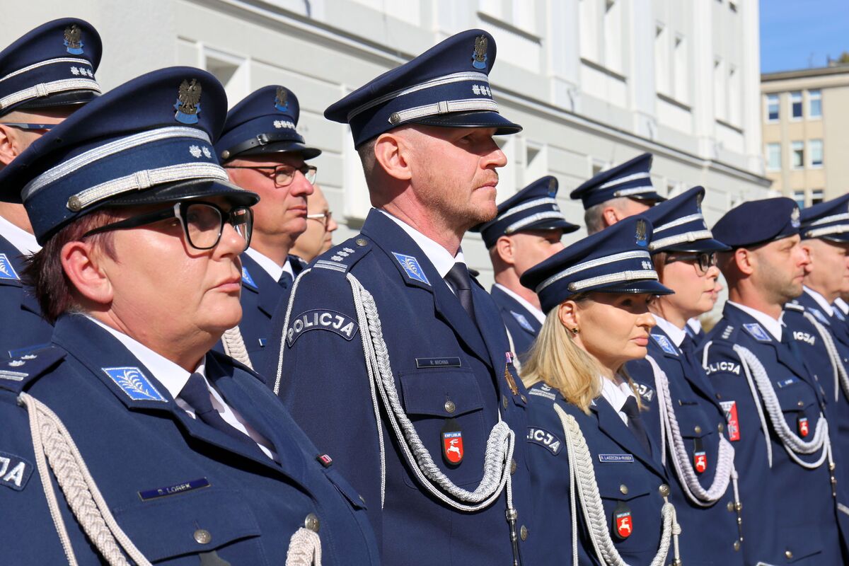 policjanci stoją przed budynkiem Komendy Wojewódzkiej Policji w Lublinie