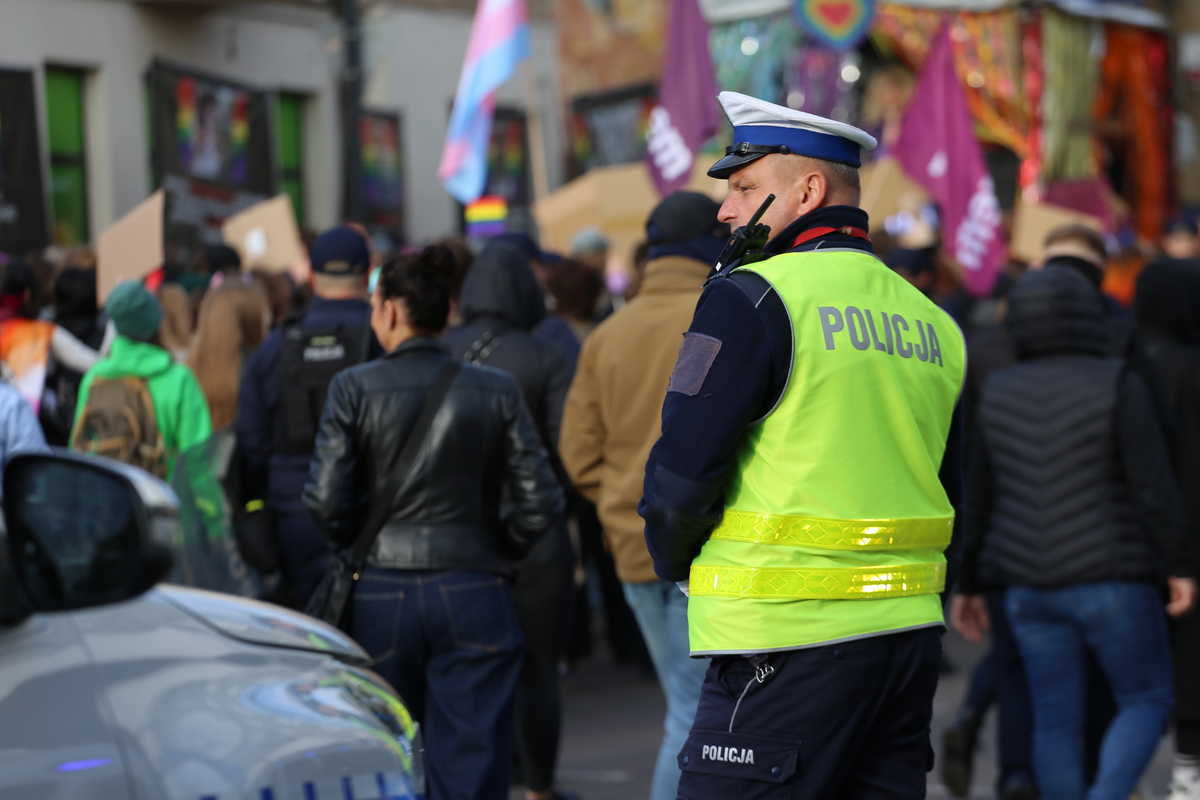 Policjanci zabezpieczają przemarsz uczestników marszu równości.