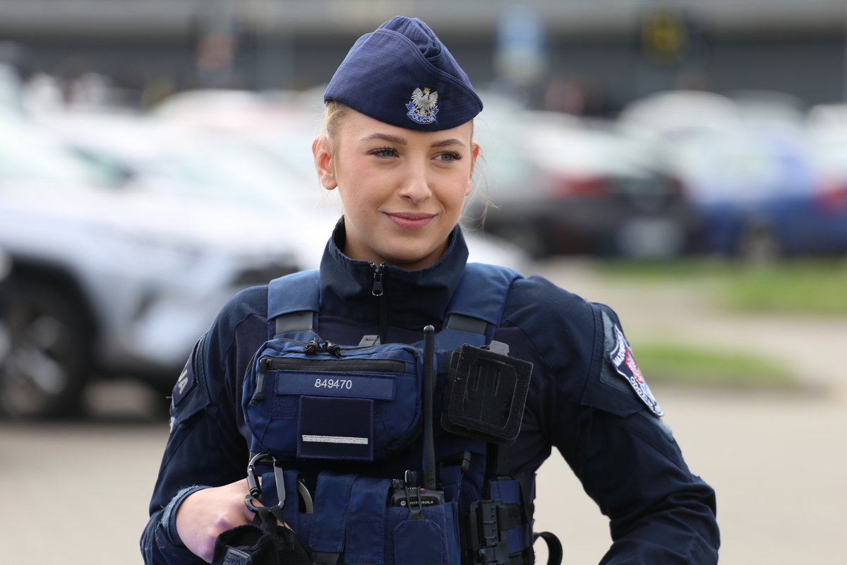 policjantka podczas zabezpieczania meczu