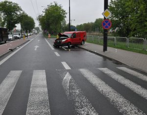 przejście na którym doszło do wypadku oraz rozbity samochód