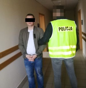 policjant z zatrzymanym poszukiwanym