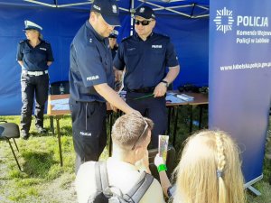 policjanci rozmawiają z dziećmi