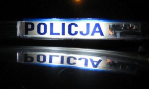 Zainstalowana na dachu radiowozu lampa z podświetlanym napisem &quot;Policja&quot;