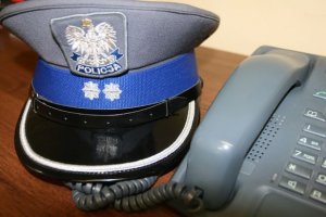 czapka gabardynowa leżąca na biurku przy telefonie stacjonarnym