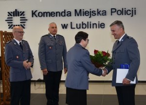 fot. Kwiaty wręczane dla Zastępcy Komendanta Miejskiego Policji w Lublinie mł. insp. Janusza Pudźwy