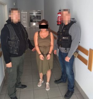 policjanci z zatrzymaną kobietą