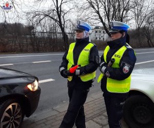 policjantki podczas kontroli drogowej