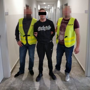 policjanci z zatrzymanym mężczyzną