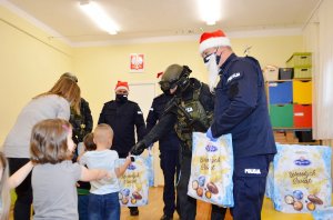 policjanci wspólnie z dziećmi na spotkaniu mikołajkowym