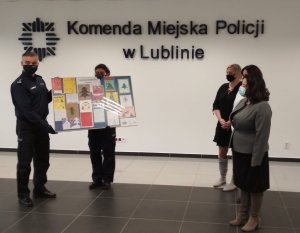 organizatorzy akcji podczas wręczania kartki policjantom