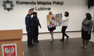 organizatorzy akcji podczas wręczania kartki policjantom