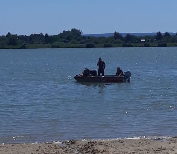strażacy na łódce na zbiorniku wodnym
