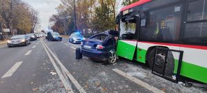 miejsce wypadku, rozbite auto i autobus