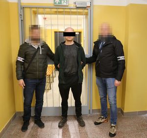 policjanci razem z zatrzymanym mężczyzną