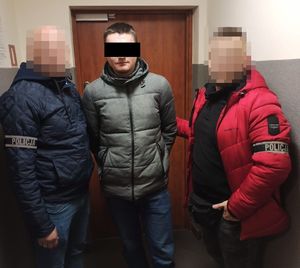 zatrzymany mężczyzna, obok policjanci