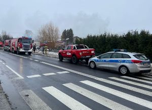 pojazdy służb podczas akcji gaśniczej