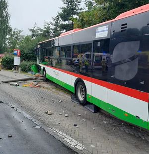 autobus zgniótł wiatę