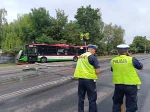 policjanci mierzą drogę