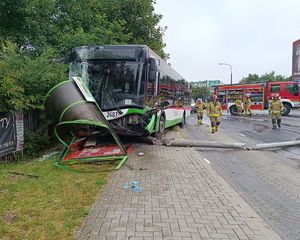 przód rozbitego autobusu