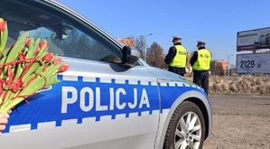 kwiaty na tle radiowozu, policjanci drogówki