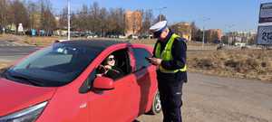 policjant wręcza kierującej kwiat