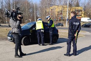 kamerzysta z telewizji nagrywa policyjną kontrolę