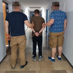 policjanci z zatrzymanym mężczyzną
