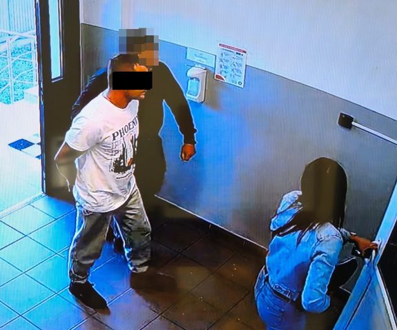 policjanci prowadzą zatrzymanego