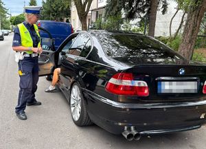 policjantka podczas kontroli drogowej