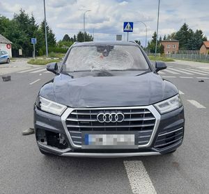 uszkodzony pojazd audi na drodze