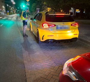 policjantka podczas kontroli drogowej