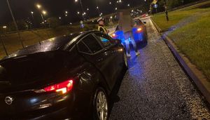 policjant podczas kontroli drogowej