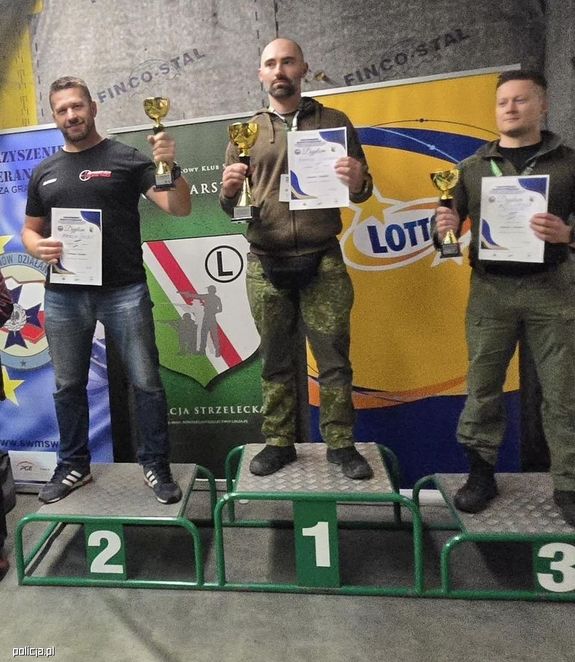 zawodnicy na podium z pucharami