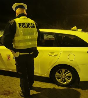 policjant podczas kontroli drogowej