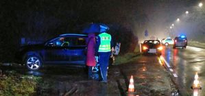 policjanci na miejscu wypadku