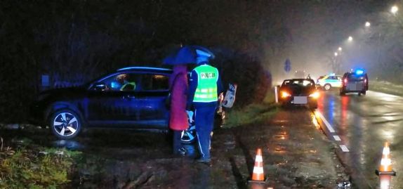 policjanci na miejscu wypadku